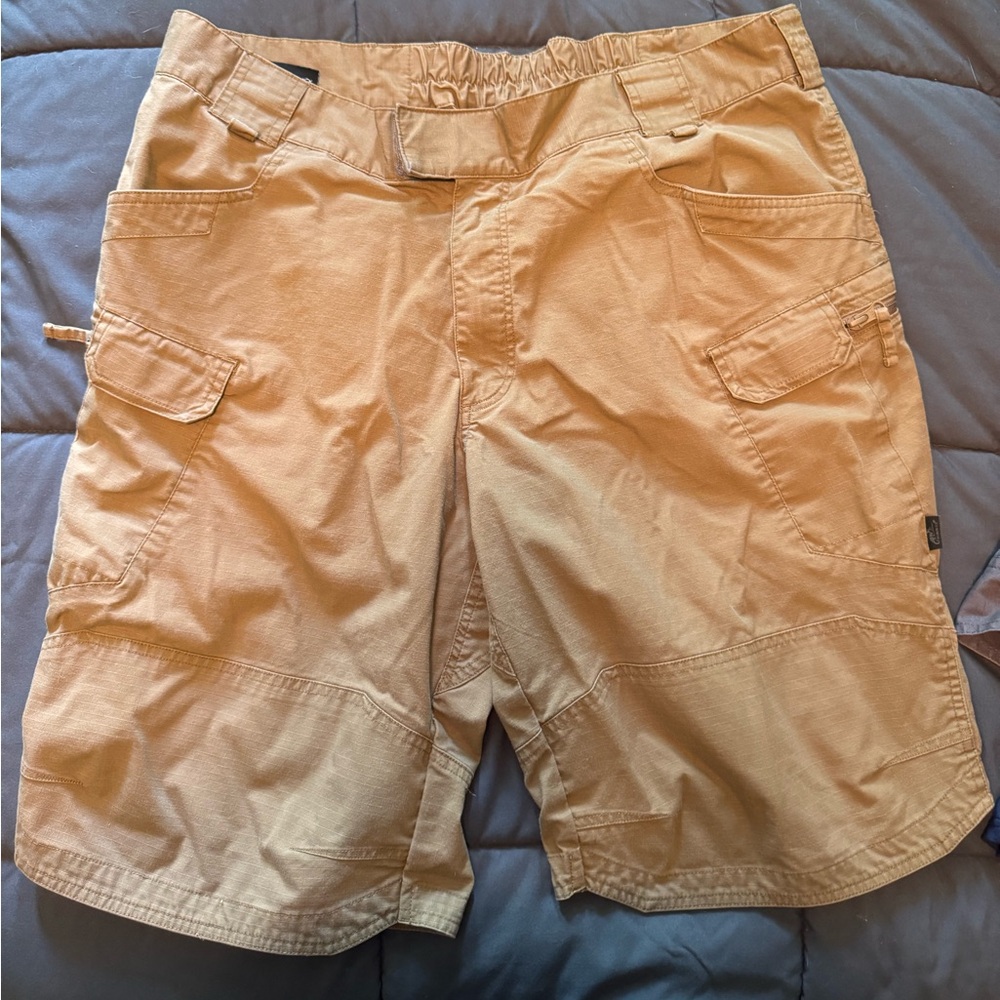 Men’s khaki 40” waist polyester ripcord Urban tactical shorts.